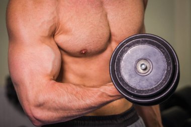 Spor salonunda antrenman yapan bir adam, spor, sağlık...