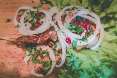 Tahtada dana kaçık. ızgara