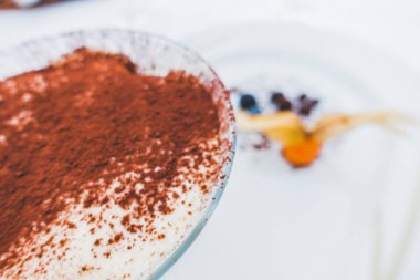 Restoranın arka planında tiramisu var.
