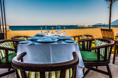 Sahil restoran güzel tablo ayarı