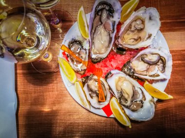 İstiridye masada şarap ile