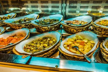 Restoranda açık büfe yemekler