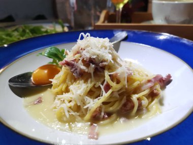 Makarna carbonara bir plaka üzerinde