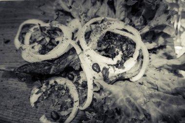 Tahtada dana kaçık. ızgara