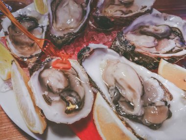 İstiridye masada şarap ile