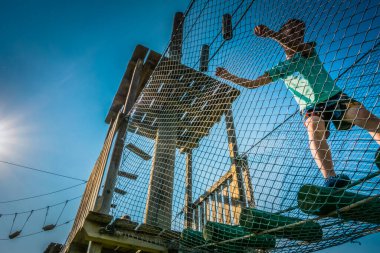 Halat Parkı çocuk tırmanıyor