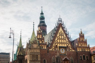 Eski renkli evleri olan Wroclaw merkez pazar meydanı