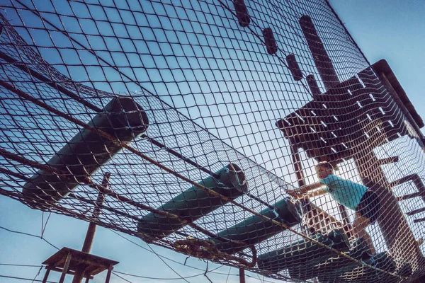 Boy Climbs Rope Park — Stock Photo, Image