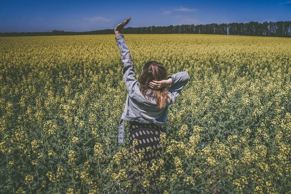 Een Meisje Een Veld Met Koolzaad — Stockfoto