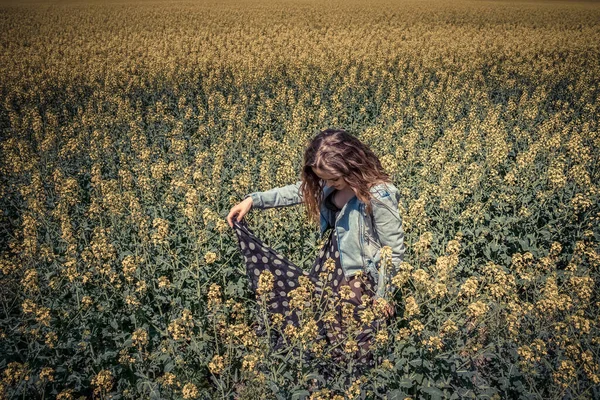 油菜籽田里的女孩 — 图库照片