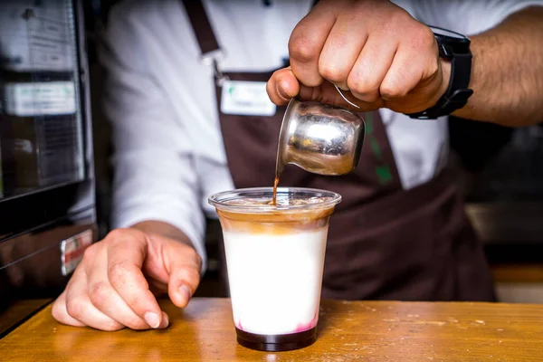 Barista Dělá Kávu Kavárně Pozadí — Stock fotografie