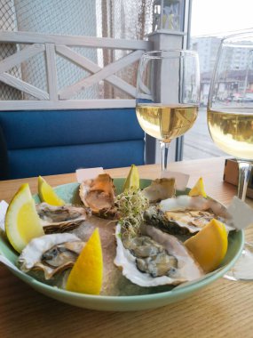 Masadaki istiridyeler lezzetli öğle yemekleri.