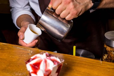 Ahşap arka planda kahve ve dondurma.