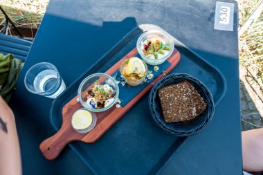 Lezzetli Danimarka mezeleri deniz kenarında bir kafede