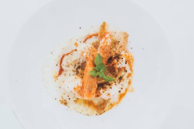 Karides, beyaz plaka seyahatinin arka planında pişiyor.