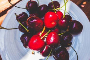 Olgun kirazlar tabakta