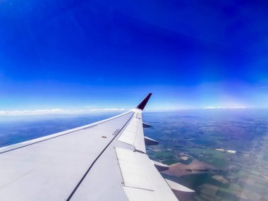Uçak penceresinden, kanat görüntüsü