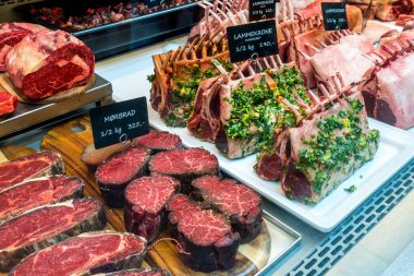 Tezgahta farklı türde taze et var.