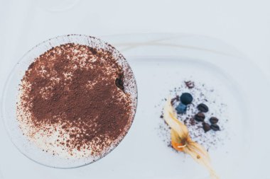 Restoran seyahatlerinin arka planında tiramisu