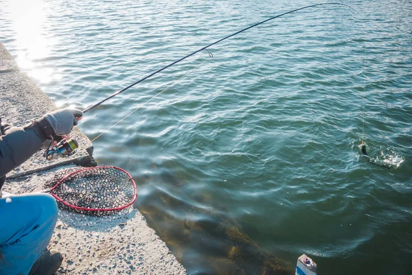 湖でのマス釣り スポーツフィッシング アウトドアアクティビティ — ストック写真