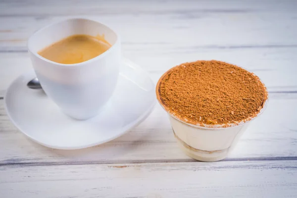 Kaffee Und Tiramisu Auf Holzgrund — Stockfoto