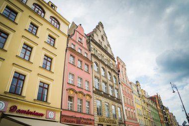 Wrocaw, Polonya - 17 Haziran 2019. Wroclaw şehrinin caddeleri ve evleri. Şehir manzarası