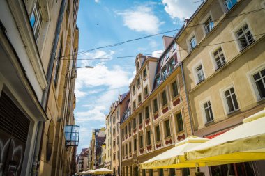 Wroclaw şehrinin caddeleri ve evleri. Şehir manzarası