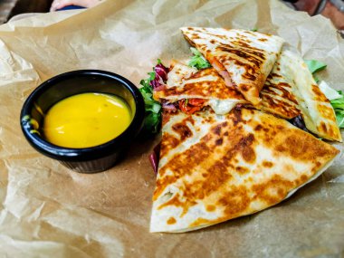 Doldurulmuş pide, lezzetli aperatif ve sos.