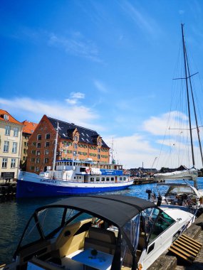 Kopenhag, Danimarka - 16 Temmuz 2019. Kopenhag 'ın güzel caddeleri seyahat geçmişi