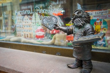 Wrocaw, Polonya - 17 Haziran 2019. Wroclaw şehrinin caddeleri ve evleri. Şehir manzarası