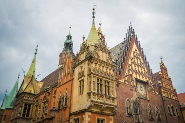 Wrocaw, Polonya - 15 Haziran 2019. Wroclaw 'daki güzel pazar meydanı, güzel eski evler.