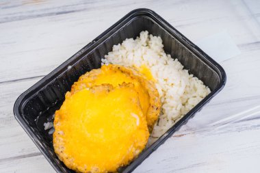 Peynirli ve pirinçli tavuk pirzolası.