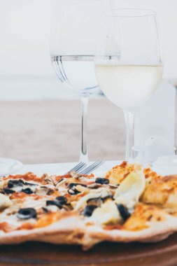 Restoran gezisi arka planında pizza.