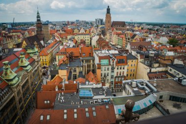 Wrocaw, Polonya - 15 Haziran 2019. Wroclaw şehrinin caddeleri ve evleri. Şehir manzarası