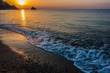 Gündoğumu kumsalda deniz