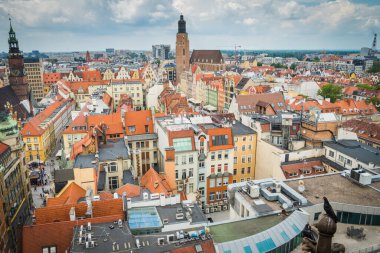 Wrocaw, Polonya - 15 Haziran 2019. Wroclaw şehrinin caddeleri ve evleri. Şehir manzarası