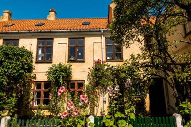 Kopenhag, Danimarka - 23 Temmuz 2019. Resimli bir köydeki güzel Danimarka mimarisi.