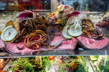 Bir mağaza vitrininde geleneksel Danimarka Smorrebrod tipleri