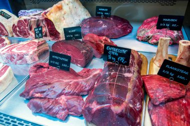 Tezgahta farklı türde taze et var.