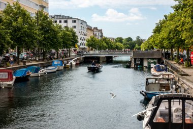 Kopenhag, Danimarka - 15 Temmuz 2019. Kopenhag, Danimarka 'da renkli binaları ve tekneleri olan ünlü Hıristiyanlar.