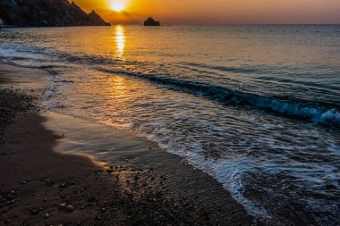 Gündoğumu kumsalda deniz