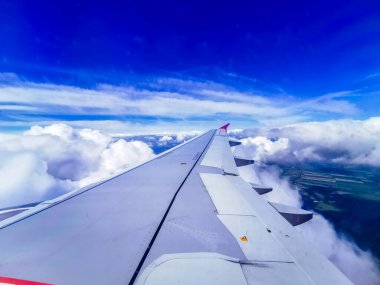 Uçak penceresinden, kanat görüntüsü