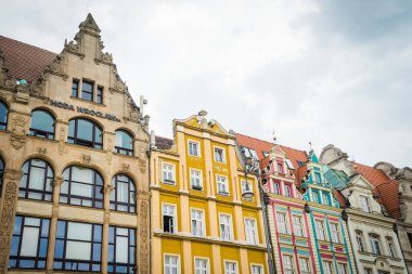 Wrocaw, Polonya - 15 Haziran 2019. Wroclaw şehrinin caddeleri ve evleri. Şehir manzarası