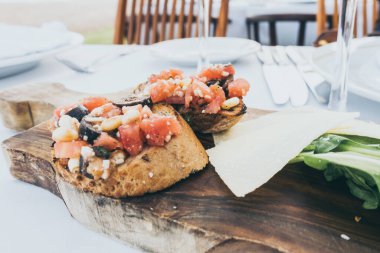 Deniz seyahati arka planında güzel bir restoranda akşam yemeği.