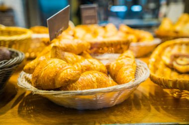 Kahvaltı için kafede nefis taze hamur işleri.