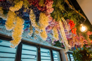 İç kısımda taze çiçekler var.