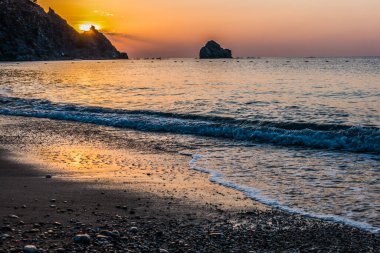 Gündoğumu kumsalda deniz