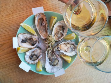 Masadaki istiridyeler lezzetli öğle yemekleri.