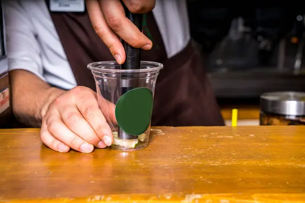 Mojito Yapımı Kafenin Arka Planında — Stok fotoğraf