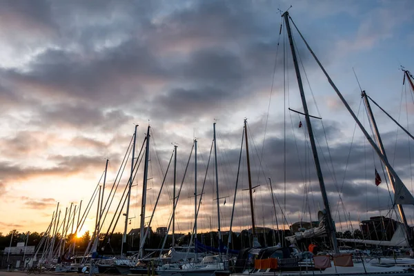 Hermoso Muelle Por Noche Con Hermosos Yates Vela —  Fotos de Stock